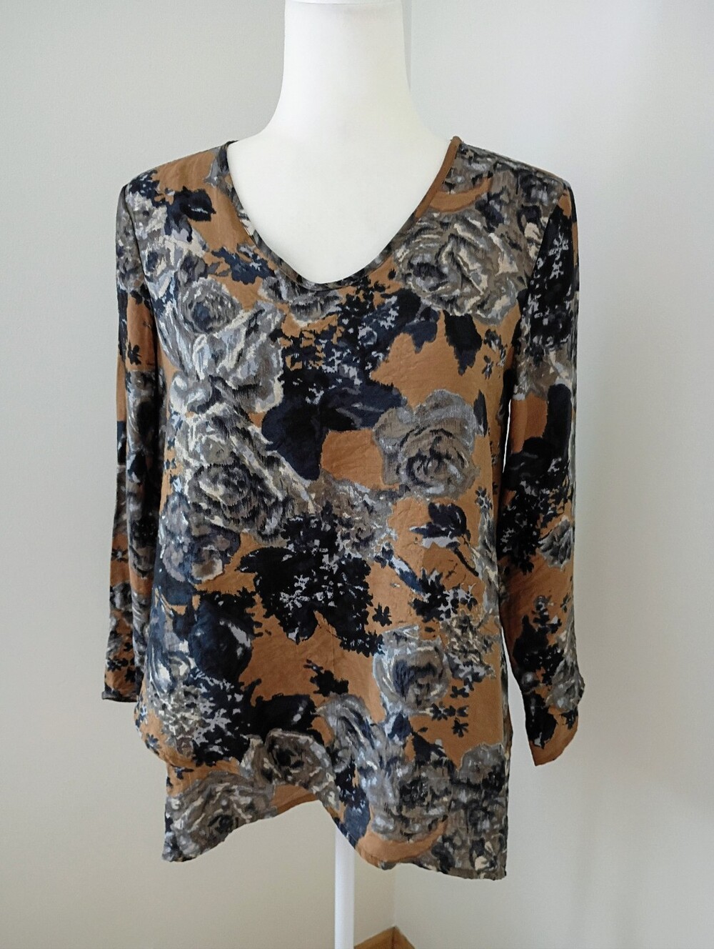 Habitat V-Neck Brown Floral Top Size X-Small